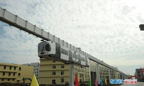 Truyền thông đưa tin, ngày 30/9, Trung Quốc đã hoàn thành quá trình chạy thử nghiệm tàu treo chạy bằng pin đầu tiên trên thế giới ở thành phố Thành Đô, tỉnh Tứ Xuyên. Ảnh: Shanghaiist.