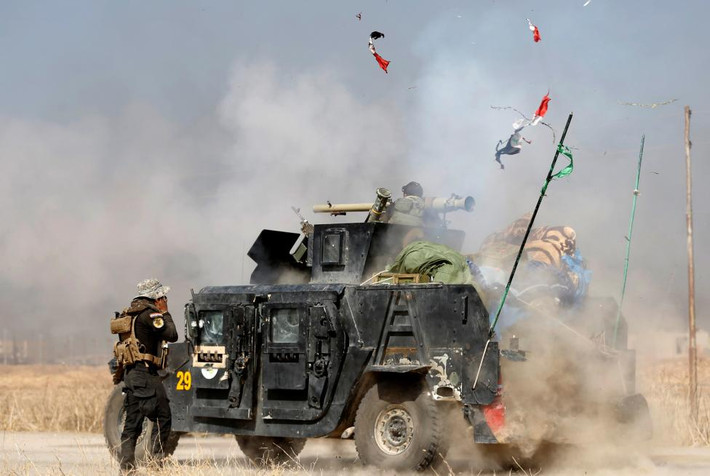 Lực lượng đặc nhiệm Iraq nã pháo về phía phiến quân IS ở Bartella ngày 20/10.