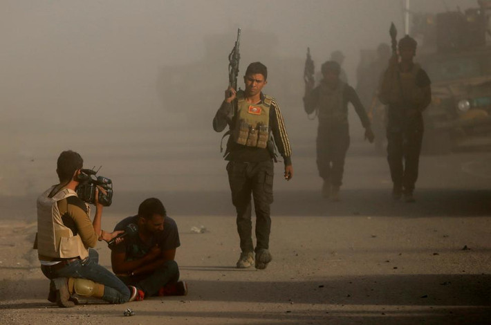 Một phóng viên Iraq tác nghiệp trên chiến trường ở Mosul hôm 20/10.