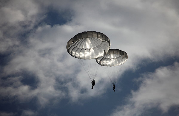 Học sinh trường lính General Yermolov Cadet luyện tập nhảy dù từ máy bay ở làng Novomaryevskaya, ngoại ô thành phố Stavropol, Nga, ngày 13/5/2016.