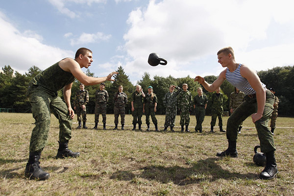 Quân nhân Nga biểu diễn một bài tập thể chất cho các em học sinh trường General Yermolov Cadet ngày 12/9/2014.