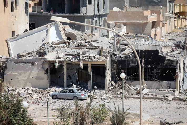 Tòa nhà bị phá hủy sau cuộc giao tranh giữa lực lượng Libya với phiến quân IS ở khu Number One, thành phố Sirte, hôm 7/9.