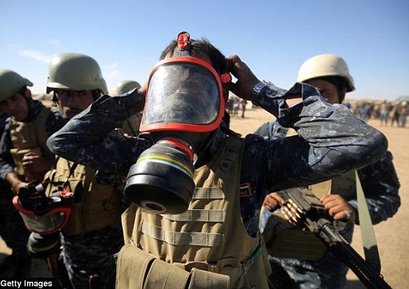 Một cảnh sát Iraq đeo mặt nạ phòng độc khi chuẩn bị bước vào cuộc chiến ác liệt ở Mosul, nơi được coi là thủ phủ của phiến quân IS tại Iraq. Được biết, khoảng 3.000 đến 5.000 chiến binh IS đang cố thủ trong thành phố này. Ảnh: Getty Images.
