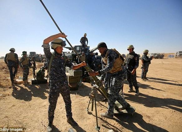 Lực lượng cảnh sát Iraq chuẩn bị vũ khí trước cuộc chiến giành lại Mosul từ tay nhóm khủng bố IS. Ảnh: Getty Images.
