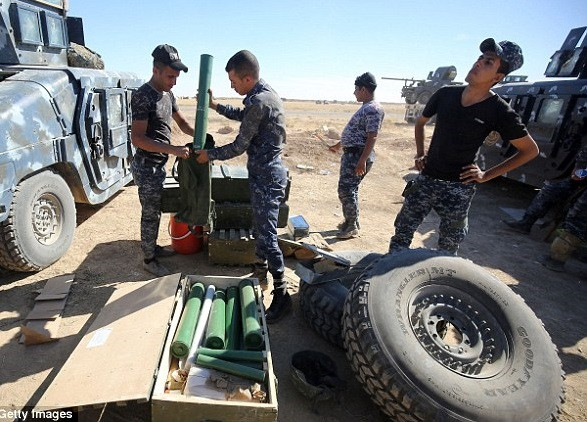 Cảnh sát Iraq kiểm tra vũ khí trước khi bước vào cuộc chiến. Ảnh: Getty Images.
