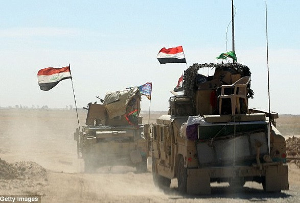 Những lá cờ tung bay trên các xe quân sự của lực lượng Iraq. Ảnh: Getty Images.