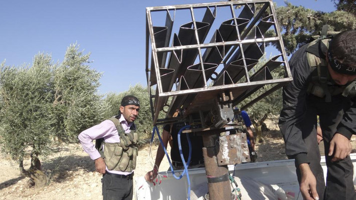 Các chiến binh FSA đứng cạnh một bệ phóng rocket tự chế ở Sermeen, gần Idlib, ngày 17/10/2012.