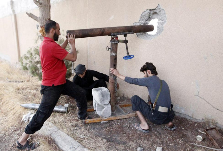 Các tay súng Quân đội Syria Tự do (FSA) chuẩn bị nã rocket về phía lực lượng trung thành với Tổng thống Syria Bashar al-Assad trong cuộc giao tranh tại Raqqa, miền đông Syria, hồi tháng 10/2013.