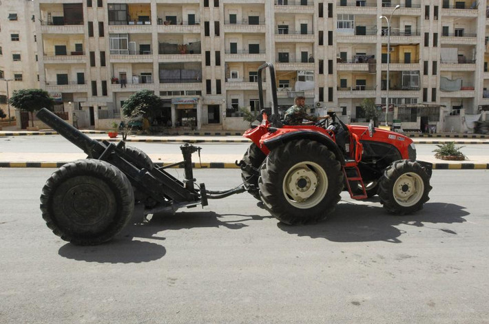 Một chiến binh FSA đang vận chuyển khẩu pháo tự chế ở Asharafieh, Aleppo, ngày 25/9/2013.