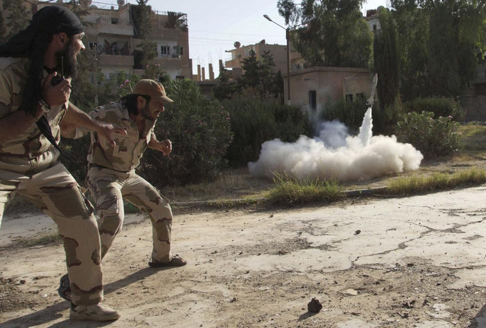 Lực lượng FSA nã rocket tự chế nhằm vào lực lượng trung thành với chính phủ Syria ở Deir ez-Zor ngày 17/6/2013. (Nguồn ảnh: Reuters)