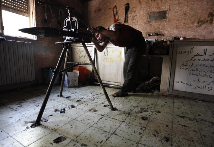 Chiến binh FSA chuẩn bị nã rocket từ một nhà máy vũ khí tạm bợ ở Aleppo hồi tháng 9/013.
