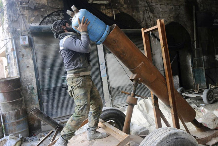 Chiến binh nổi dậy FSA chuẩn bị vũ khí để tấn công lực lượng chính phủ Syria ở thành cổ Aleppo ngày 17/1/2015.