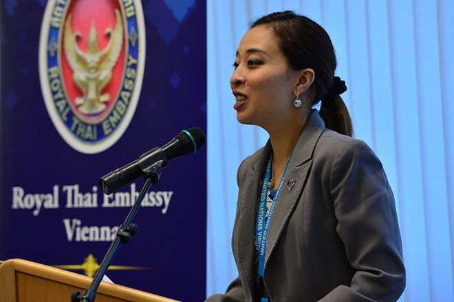 Công chúa Bajrakitiyabha, 37 tuổi, là đứa cháu đầu tiên của quốc vương Thái Lan. Bà là con gái của thái tử và vương phi Soamsawali. Công chúa học chuyên ngành luật tại Đại học Thammasat ở Thái Lan, sau đó lấy bằng tiến sĩ tại Đại học Cornell, Mỹ. Năm 2008, bà được bổ nhiệm là đại sứ thiện chí của cơ quan Phụ nữ Liên Hợp Quốc (UN Woman), sau đó là đại sứ Thái Lan tại Áo vào năm 2012. Công chúa đã trở về nước và làm một công tố viên. Ảnh: IAEA
