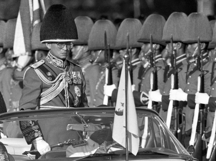 Hình ảnh Nhà vua Thái Lan Bhumibol Adulyadej trong buổi lễ diễu hành quân sự tại Royal Plaza, Bangkok, ngày 3/12/1987.