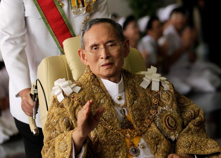 Nhà vua Thái Lan Bhumibol vẫy tay chào khi ông trở về bệnh viện Siriraj sau khi tham dự một sự kiện ở Bangkok ngày 5/12/2010.