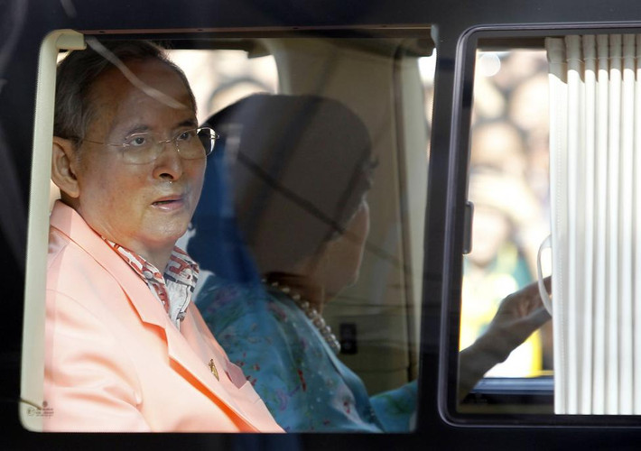 Quốc vương Bhumibol cùng Hoàng hậu Sirikit rời bệnh viện Siriraj ở Bangkok ngày 1/8/2013.
