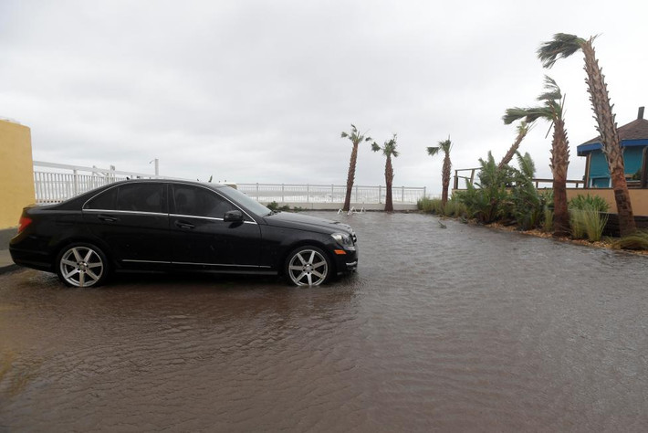Những cơn mưa lớn ở Daytona Beach hôm 7/10.