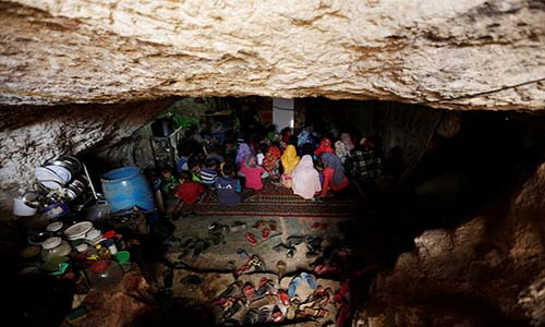 Các em học sinh học học ngay trong một hang động ở làng Tramla, tỉnh Idlib, Syria, ngày 27/3/2016.