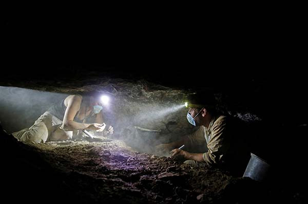 Hoạt động khảo cổ trong một hang động ở sa mạc Judean gần Biển Chết, Israel, ngày 1/6/2016.