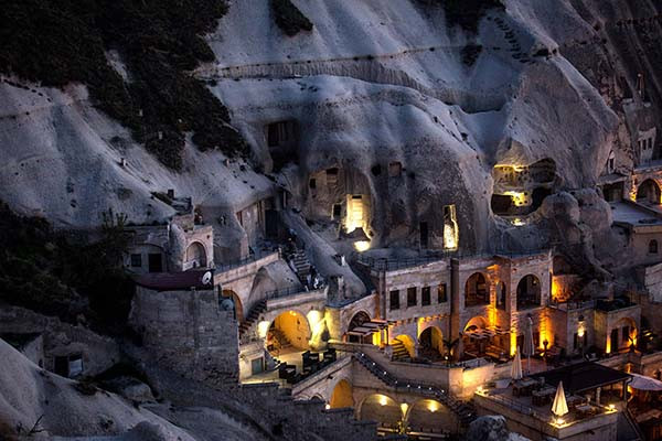 Một khách sạn trong hang động lúc mặt trời lặn ở thị trấn Goreme, Nevsehir, Thổ Nhĩ Kỳ, ngày 17/4/2016.