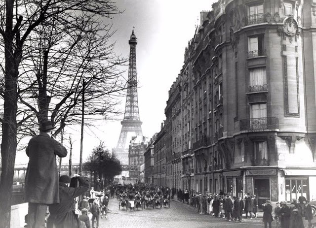 Một cuộc đua ở thủ đô Paris hồi tháng 1/1920. Phía xa xa là tháp Eiffel nổi tiếng của nước Pháp.