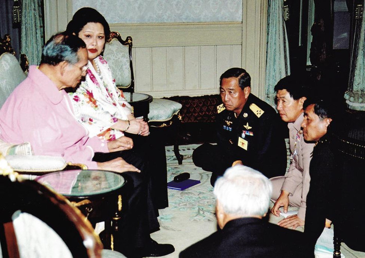 Quốc vương Thái Lan Bhumibol Adulyadej (trái) và Hoàng hậu Sirikit gặp các lãnh đạo cuộc đảo chính quân sự Thái Lan tại Bangkok ngày 19/9/2006.