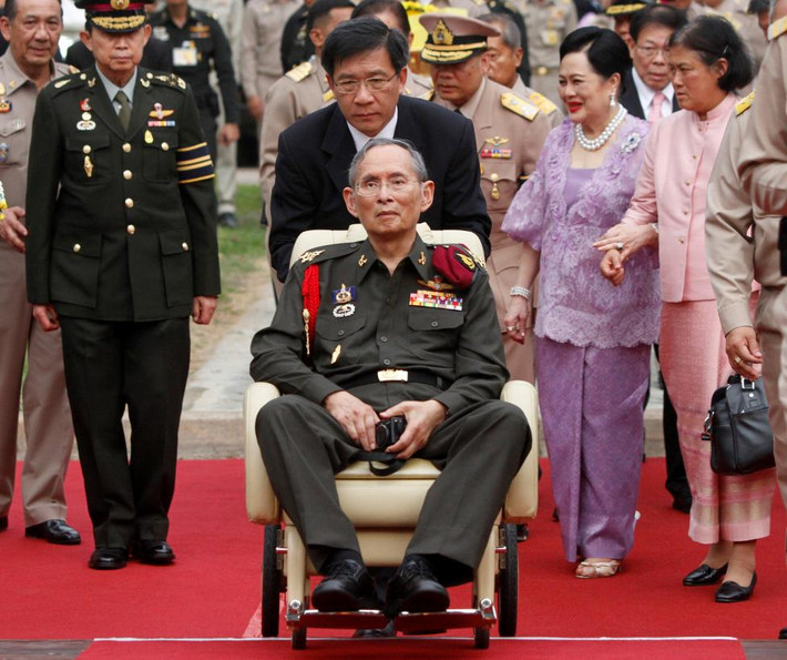Quốc vương Bhumibol (trung tâm) cùng Hoàng hậu Sirikit và Công chúa Maha Chakri Sirindhorn thăm Thung Makham ở tỉnh Ayutthaya, miền bắc Thái Lan, ngày 25/5/2012.