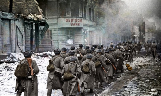 Hồng quân Liên Xô diễu hành trên đường phố Schneidemul hồi tháng 2/1945.