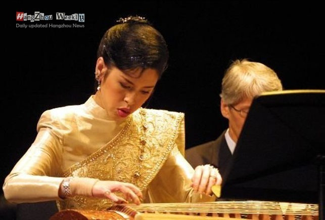 Công chúa Chulabhorn Walailak, 59 tuổi, là con gái út của quốc vương và hoàng hậu Thái Lan. Bà thường hỗ trợ cho các hoạt động khoa học và được trao giải Einstein của UNESCO năm 1996 vì thành tựu quảng bá khoa học. Công chúa cũng từng là bác sĩ tại một bệnh viện thú y. Bà thích chơi cổ cầm và rất yêu thích văn hóa Trung Hoa. Ảnh: Hangzhou International Center.