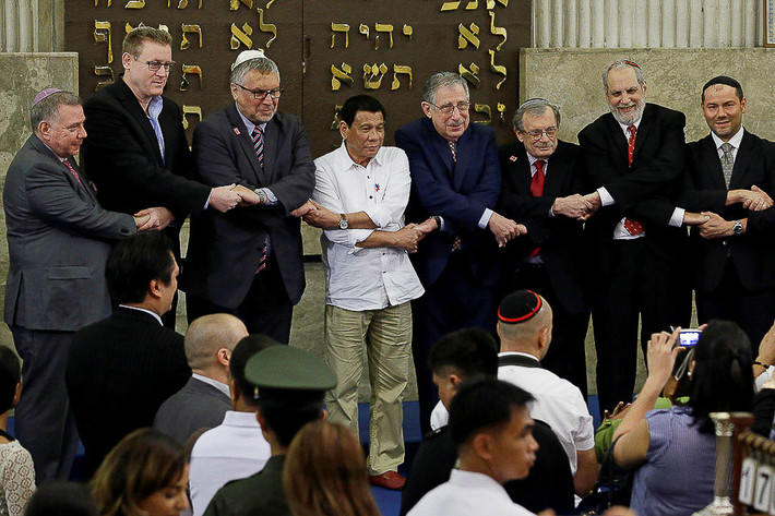 Ông Duterte (thứ 4 từ trái sang) bắt tay Đại sứ Israel tại Philippines Effie Ben Matityau (thứ 3 từ trái sang) trong chuyến thăm tới Beit Yaacov Synagogue ở thành phố Makati. Ông Duterte đã gửi lời xin lỗi tới những người Do thái sau khi tự so sánh mình với trùm phát xít Hitler trong một bài phát biểu của ông.