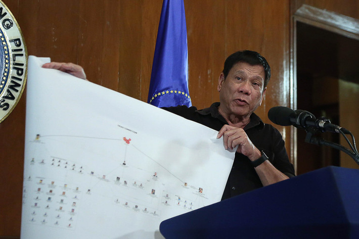 Tổng thống Duterte phát biểu trong một buổi họp báo ở Dinh Malacanang nêu tên những trùm ma túy hoạt động ở Philippines.