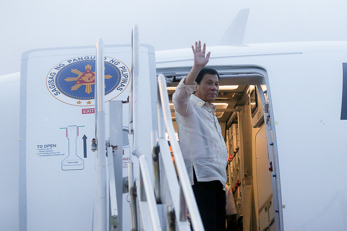 Tổng thống Duterte vẫy tay chào mọi người trước khi lên đường sang Lào dự Hội nghị Thượng đỉnh ASEAN hôm 8/9. Đây là chuyến đi ngoại giao đầu tiên của ông kể từ khi nhậm chức.
