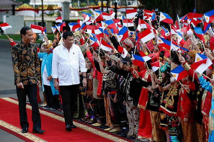 Tổng thống Indonesia Joko Widodo (trái) chào đón người đồng cấp Philippines tại thủ đô Jakarta, Indonesia.