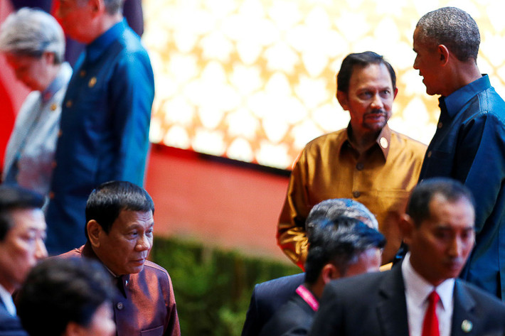 Tổng thống Duterte dự Hội nghị Thượng đỉnh ASEAN cùng các nhà lãnh đạo thế giới khác, trong đó có Tổng thống Mỹ Barack Obama. Trước đó, ông Duterte đã có những lời thóa mạ ông chủ Nhà Trắng.