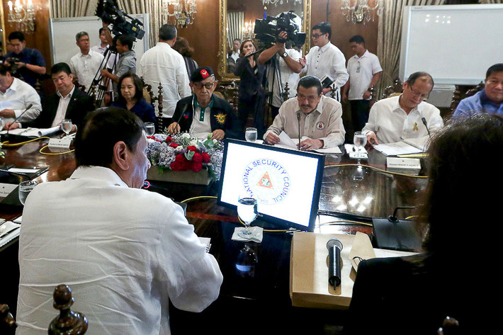 Ông Duterte chủ trì một cuộc họp với 4 vị cựu Tổng thống Philippines tại Hội đồng An ninh Quốc gia để thảo luận về phán quyết của Tòa Trọng tài Thường trực (PCA) về “vụ kiện Biển Đông” của nước này với Trung Quốc.