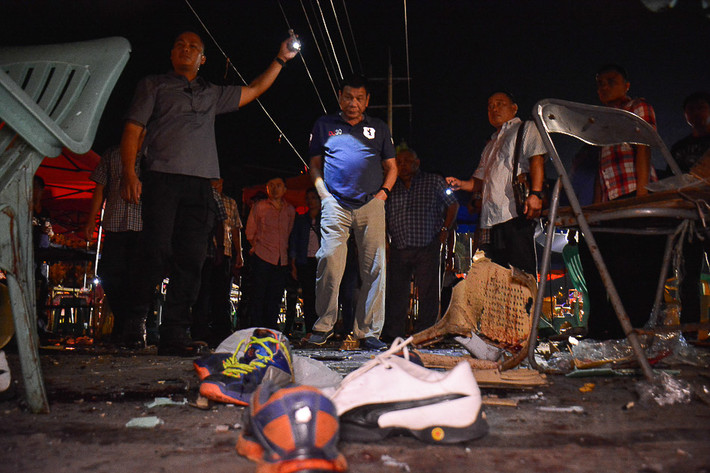 Ông Duterte thăm khu vực xảy ra vụ nổ tại khu chợ đêm Roxas ở thành phố Davao, Philippines, hôm 3/9. Vụ nổ đã khiến 14 người thiệt mạng và 60 người khác bị thương.