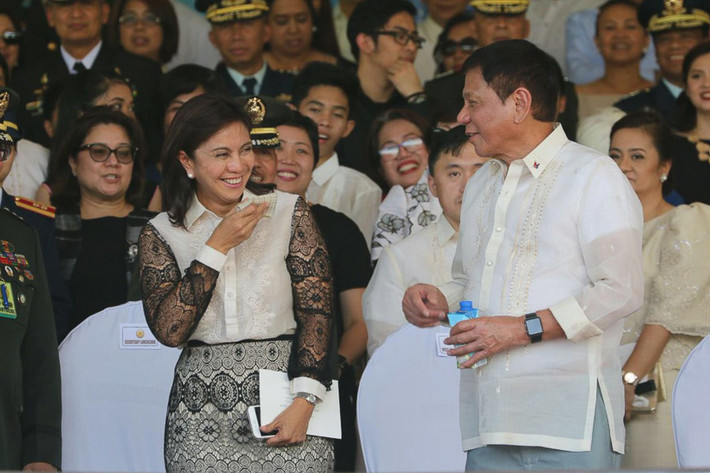 Phó Tổng thống Leni Robredo trò chuyện với Tổng thống Duterte trong một buổi diễu hành quân sự tại căn cứ quân sự Camp Aguinaldo, thành phố Quezon, khi hai người gặp nhau lần đầu tiên sau khi nhậm chức.