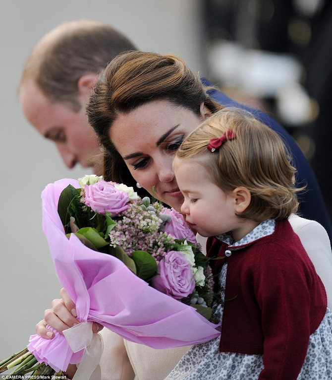 Công chúa nhí nước Anh thích thú ngửi mùi hương của bó hoa mà Công nương Kate Middleton được tặng trước khi rời Canada.