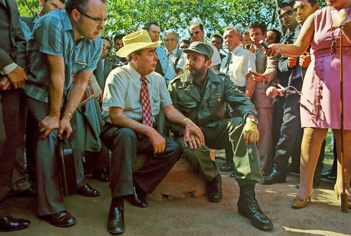Cựu Tổng bí thư Đảng Cộng sản Liên Xô Leonid Ilyich Brezhnev trò chuyện với cựu lãnh tụ Cuba Fidel Castro ngày 1/7/1976. Ảnh: ER.