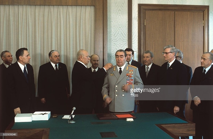 Cựu Tổng Bí thư Leonid Ilyich Brezhnev được phong danh hiệu Nguyên soái Liên Xô vào ngày 7/5/1976. Ảnh: Getty Images/TASS.