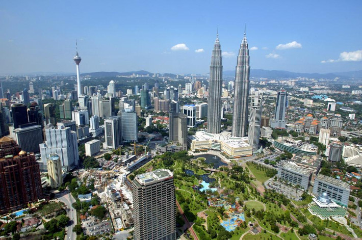 Tháp đôi Petronas ở thủ đô Kuala Lumpur, Malaysia, có chiều cao 452 mét.