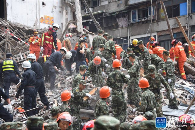 Ít nhất 17 xe cứu thương đã được điều động tới hiện trường để đưa những người bị thương tới bệnh viện, 13 người đã được giải cứu khỏi đống đổ nát.