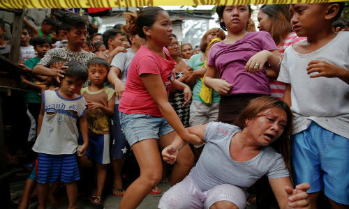 Janeth Mejos đau đớn khi thi thể cha cô, Paquito Mejos, được đưa ra khỏi nhà riêng ở thủ đô Manila hôm 14/10. Ông Paquito đã thiệt mạng trong chiến dịch chống ma túy ở Philippines.