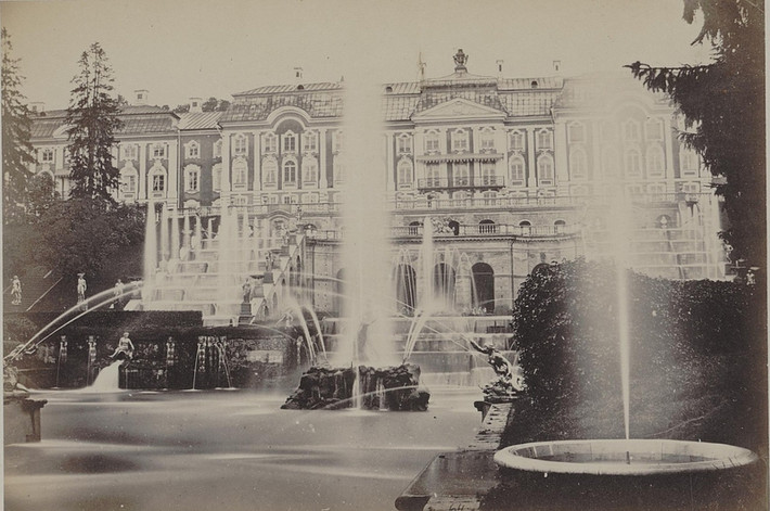 Lâu đài Peterhof tráng lệ trong thành phố.