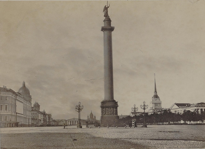 Đài tưởng niệm Alexander Column trong thành phố.