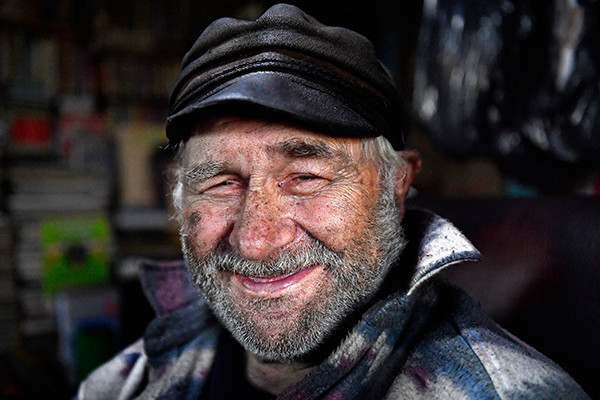 Eric Ibister, 78 tuổi, ngồi nghỉ trong nhà của ông ở Hametoun, đảo Foula, hôm 30/9/2016.
