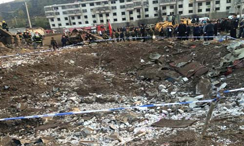 Miệng hố lớn xuất hiện sau vụ nổ. Ảnh: Reuters.