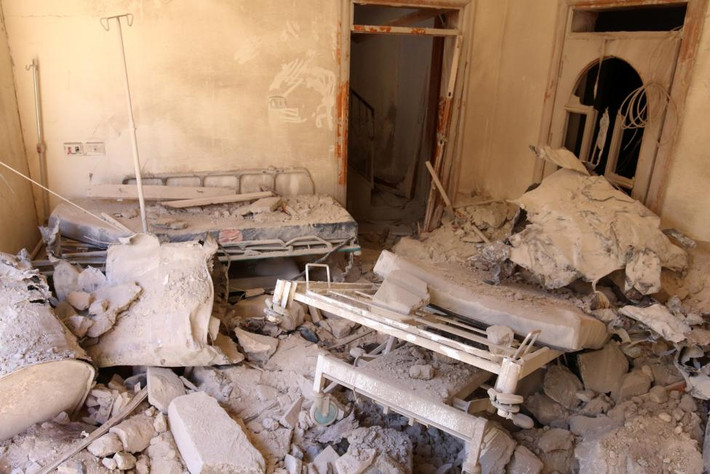 Một căn phòng trong bệnh viện phủ đầy bụi và gạch vỡ sau cuộc không kích ở Aleppo hôm 1/10.