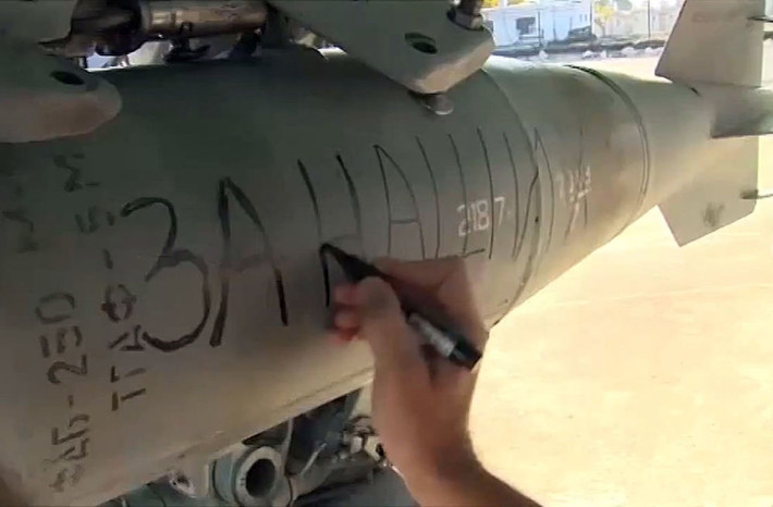 Một quả bom được gắn trên chiến đấu cơ Su-34 của Nga tại căn cứ Hmeymim.