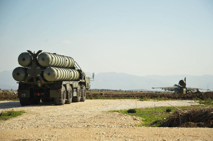 Hệ thống tên lửa phòng không S-400 Triumf được triển khai tại căn cứ Hmeymim, Syria.